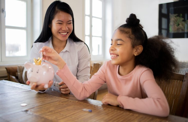 पैसों की किल्लत से बचना चाहते हैं तो मां से सीखे ये आसान टिप्स, नहीं होगी धन की बर्बादी