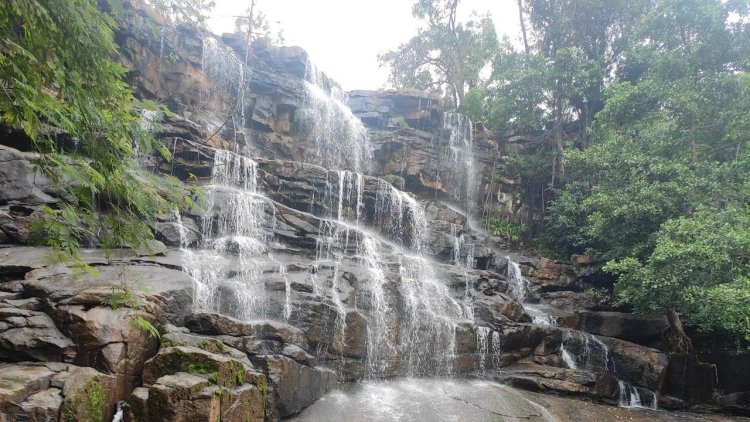 Kuyemari Waterfall: बस्तर के इस खूबसूरत झरना का नजारा देख हो जाएंगे मुग्ध, झर-झर की आवाज मोह लेती है पर्यटकों का मन