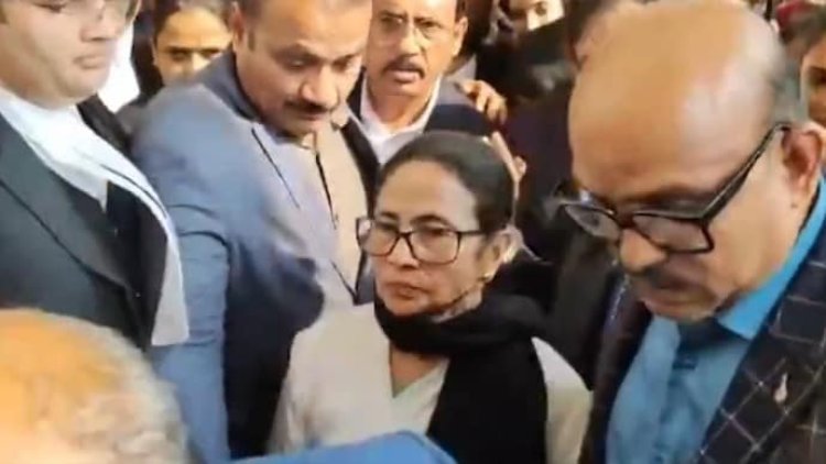 'न्याय बंद दरवाजों के पीछे रो रहा है': सुप्रीम कोर्ट में भावुक हुईं ममता बनर्जी, खुद वकील बन लड़ी मतदाताओं की लड़ाई